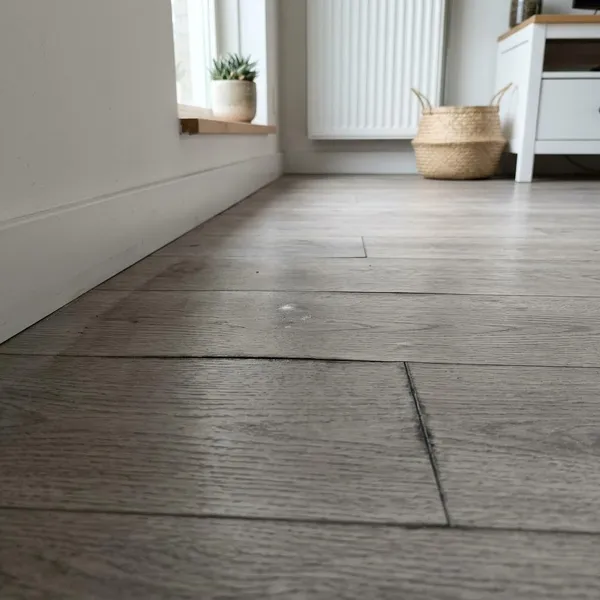 kun je schimmel zien onder een pvc vloer